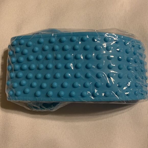 Exfoliating silicone blue back scrubber for shower with hook to hang in shower - Picture 5 of 5